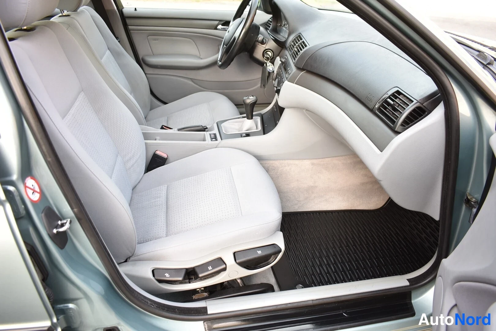 Harmaa BMW 316i 2003, etuistuimet, kuva 13