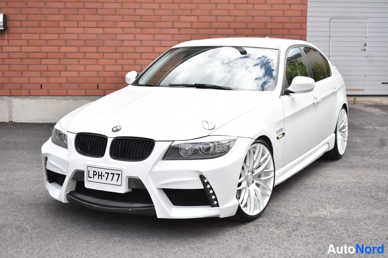 Valkoinen BMW 325i 2011, etuviisto, keula vasemmalle, kuva 2
