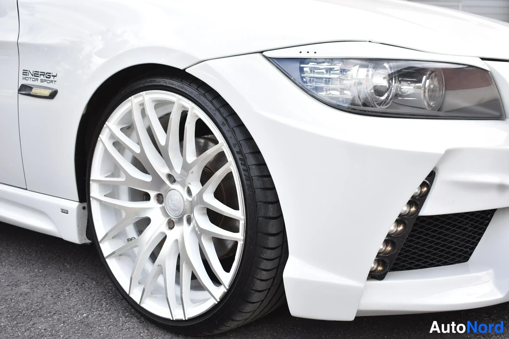 Valkoinen BMW 325i 2011, yksityiskohta, kuva 23