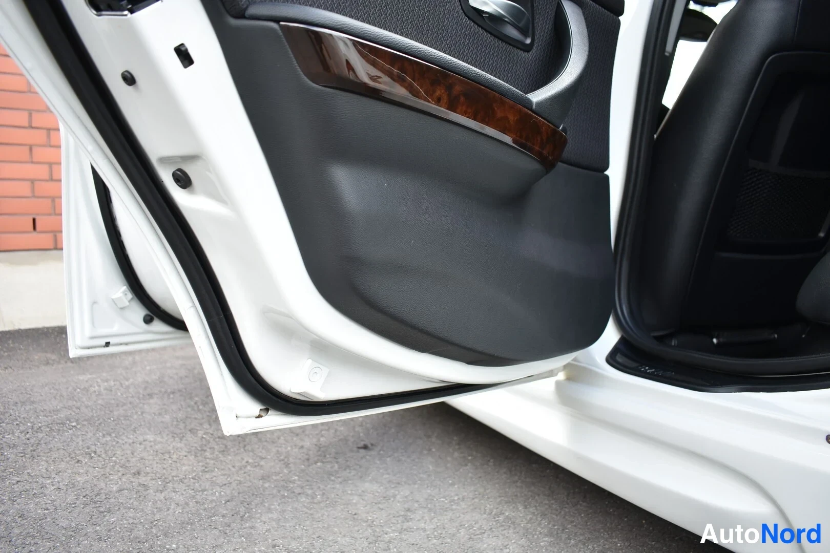 Valkoinen BMW 325i 2011, yksityiskohta, kuva 26