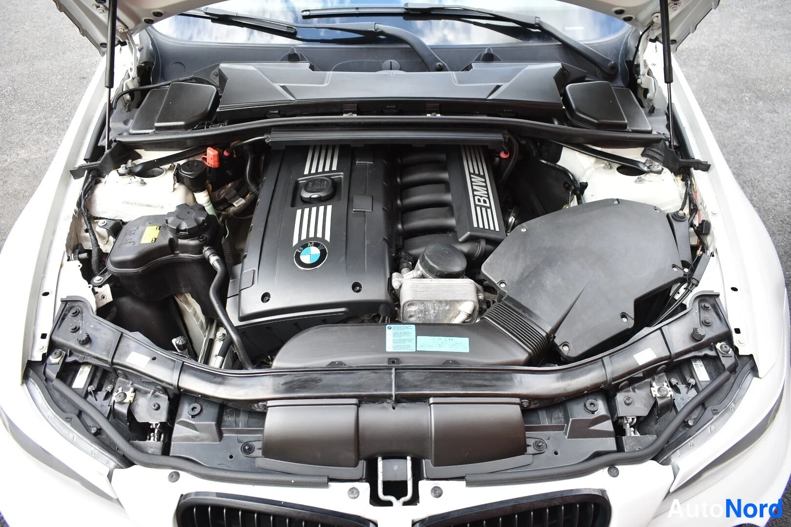 Valkoinen BMW 325i 2011, moottoritila, kuva 22