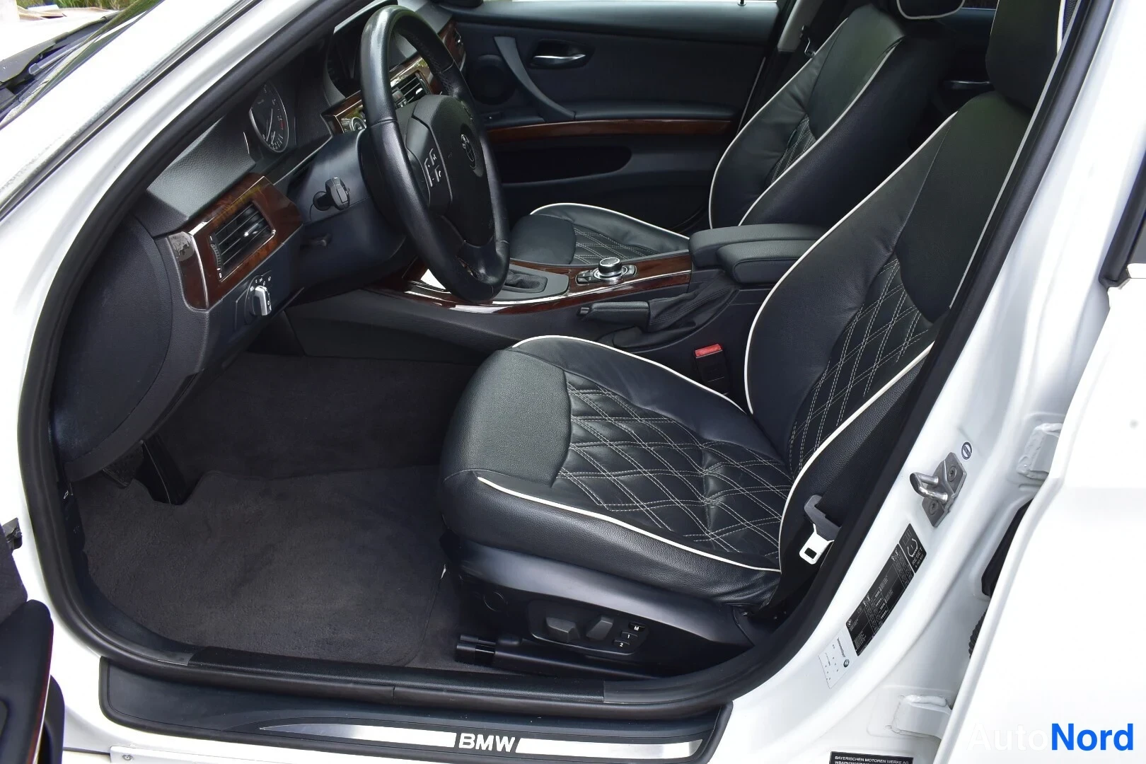 Valkoinen BMW 325i 2011, etuistuimet, kuva 15