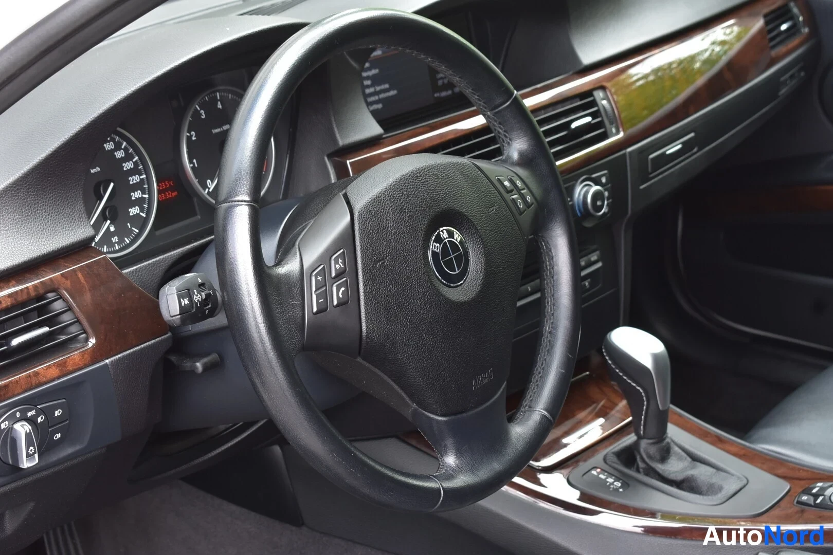 Valkoinen BMW 325i 2011, ohjaamo, kuva 12
