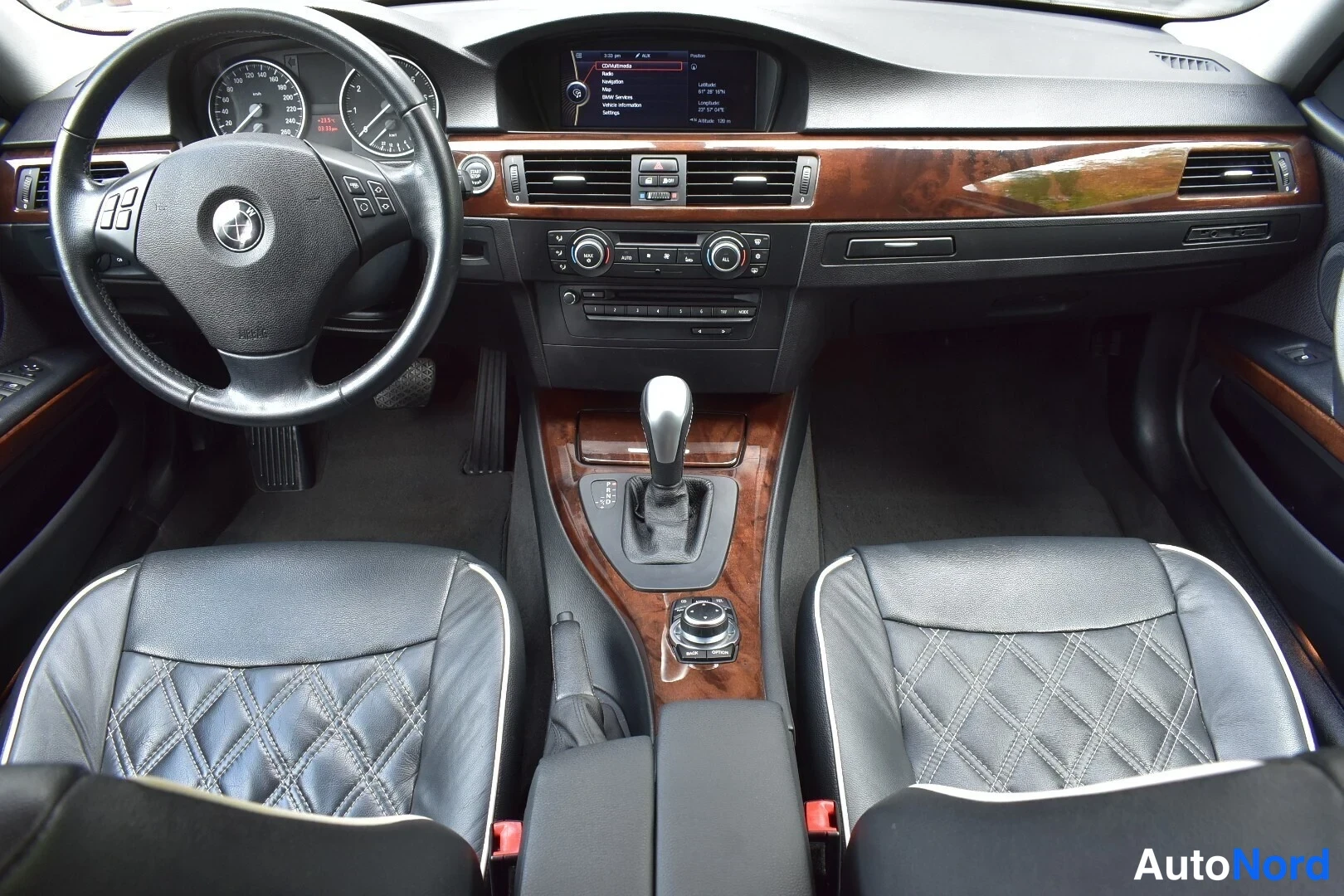 Valkoinen BMW 325i 2011, etuistuimet, kuva 16