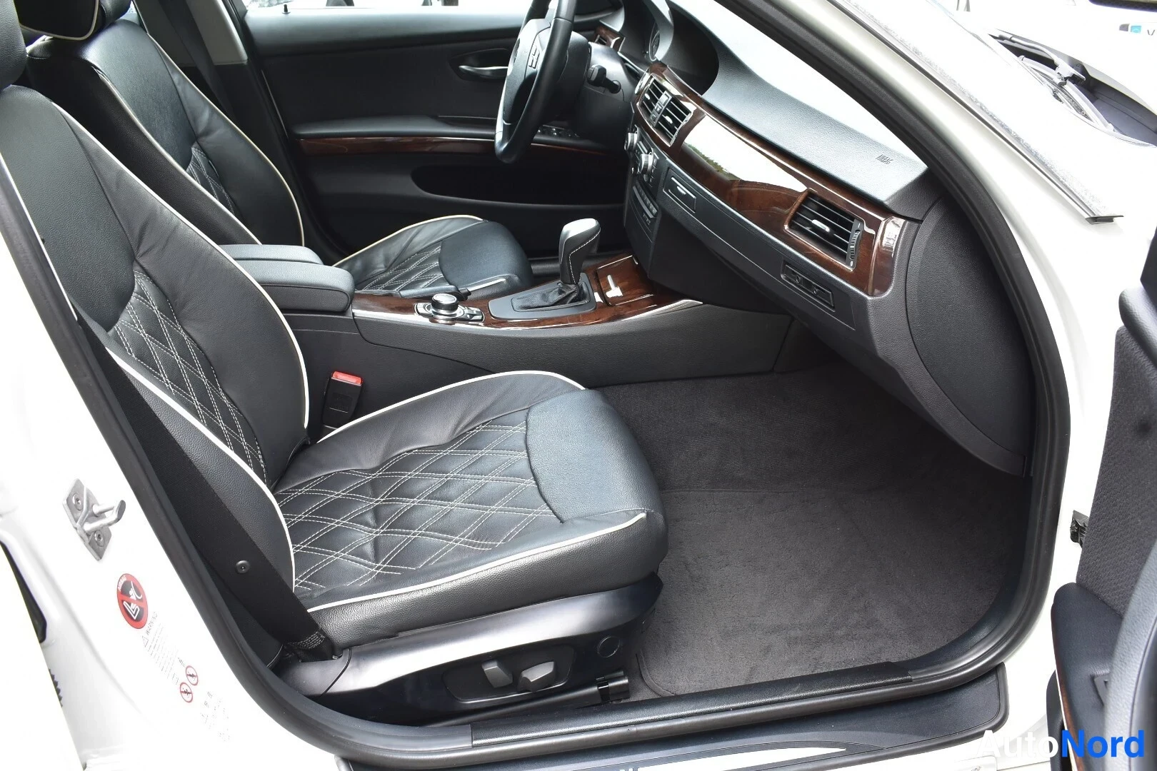 Valkoinen BMW 325i 2011, etuistuimet, kuva 17