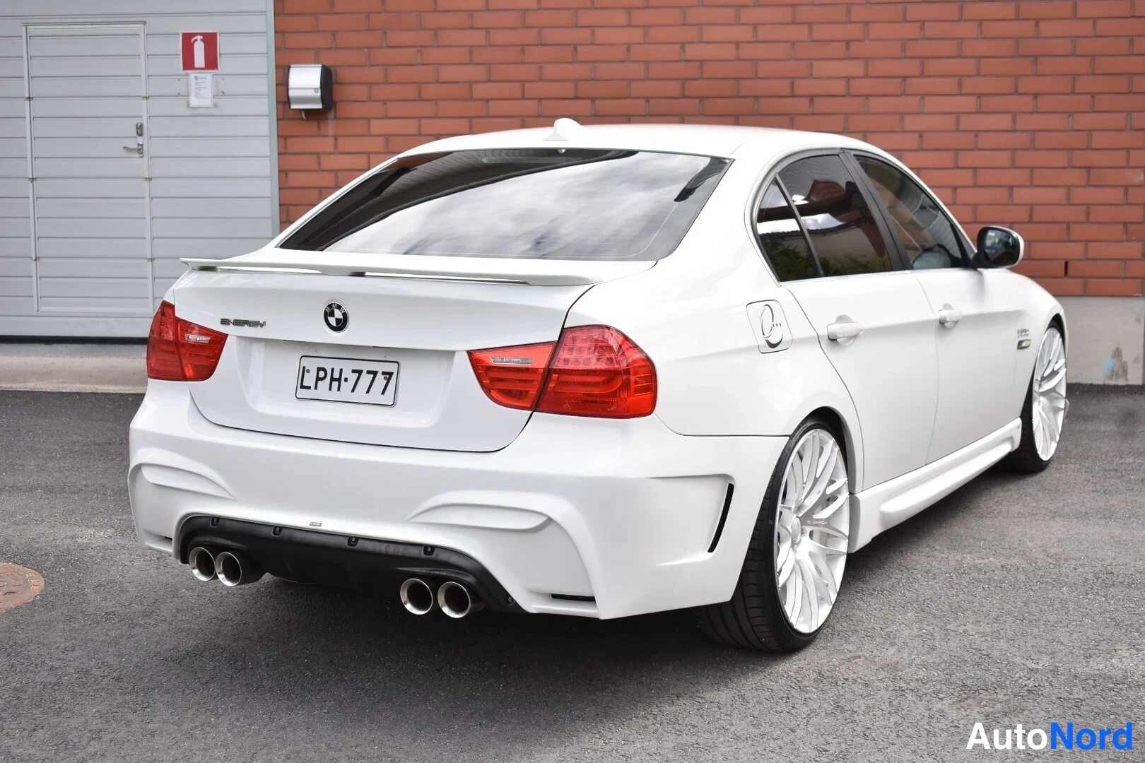 Valkoinen BMW 325i 2011, takaviisto, kuva 7