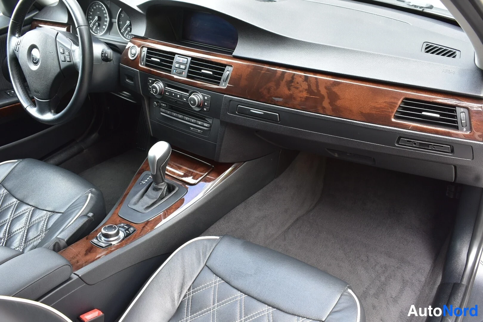 Valkoinen BMW 325i 2011, ohjaamo, kuva 13