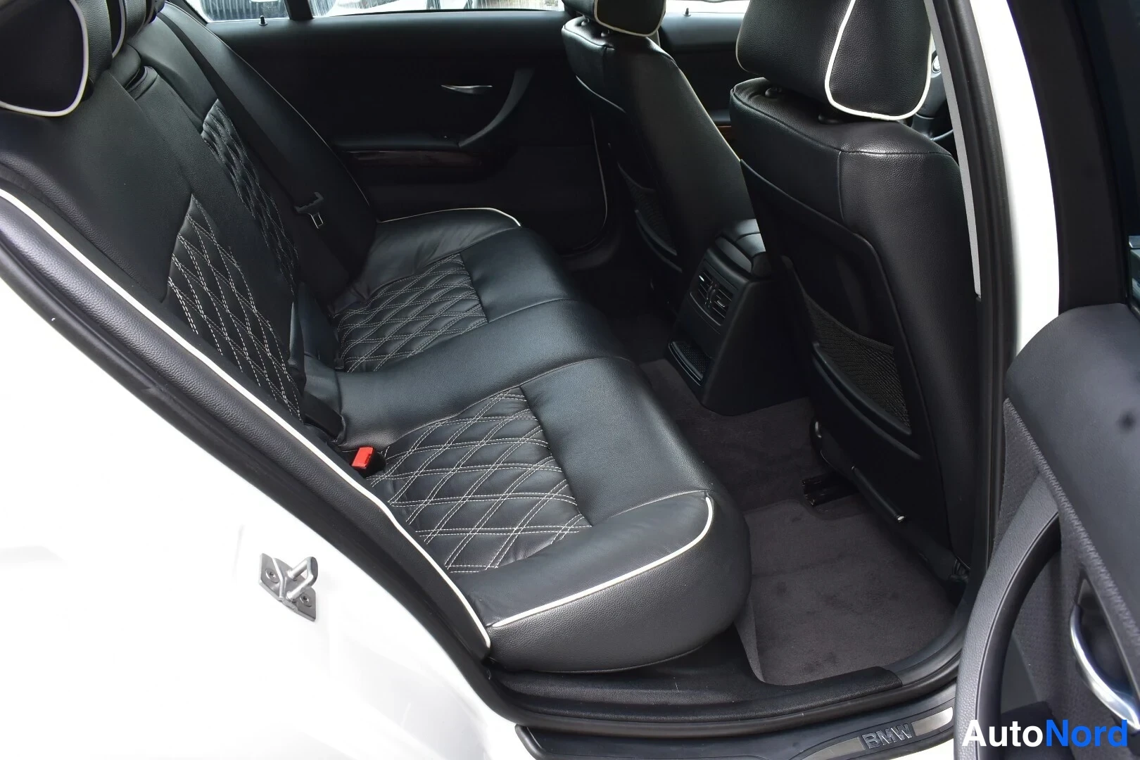 Valkoinen BMW 325i 2011, takaistuimet, kuva 19