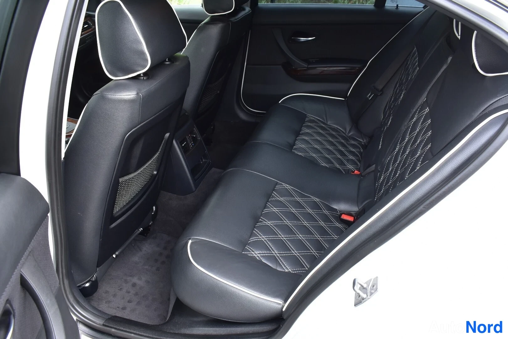 Valkoinen BMW 325i 2011, takaistuimet, kuva 20