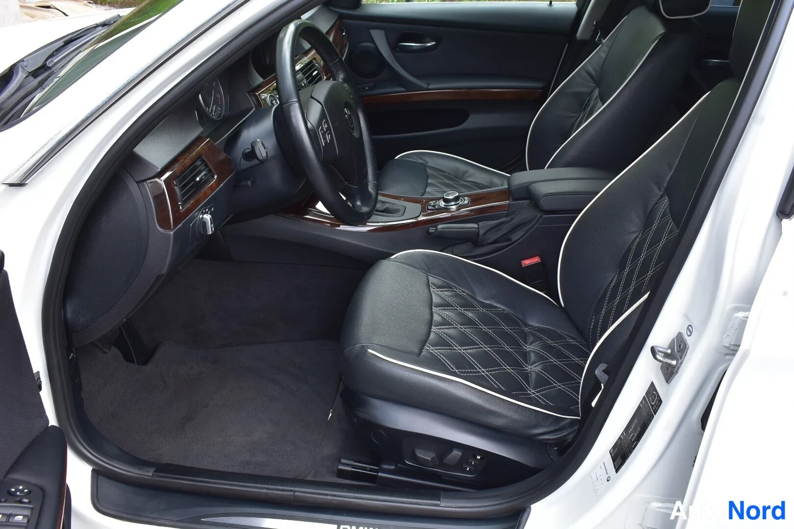 Valkoinen BMW 325i 2011, etuistuimet, kuva 18