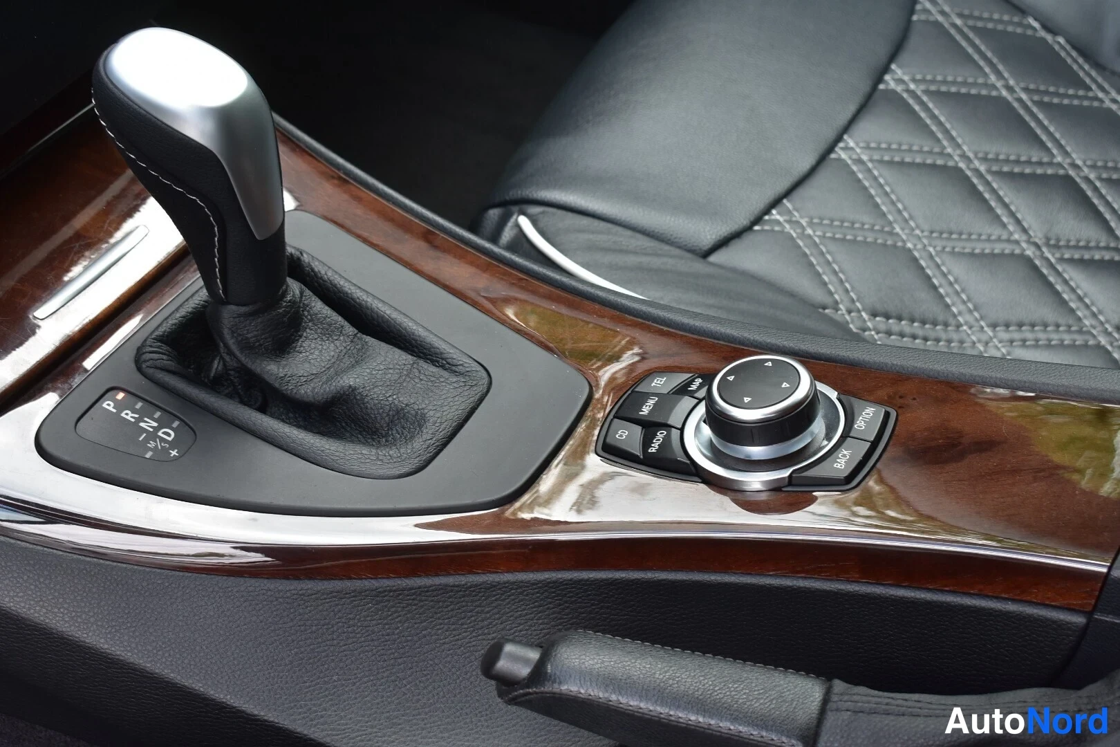 Valkoinen BMW 325i 2011, yksityiskohta, kuva 27