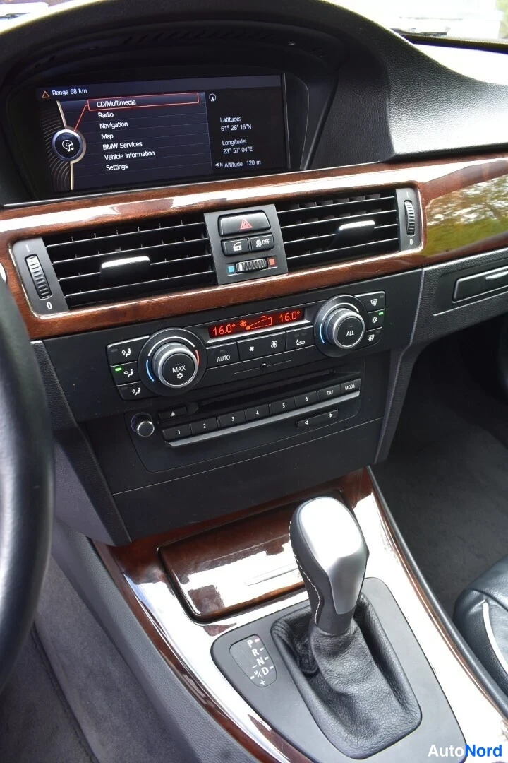 Valkoinen BMW 325i 2011, ohjaamo, kuva 14