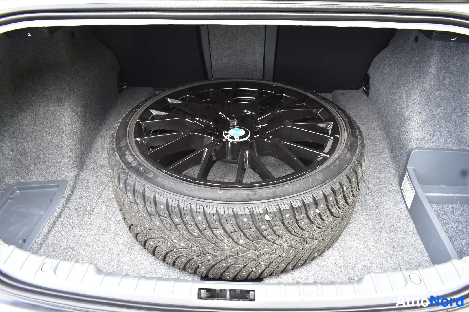 Valkoinen BMW 325i 2011, tavaratila, kuva 21