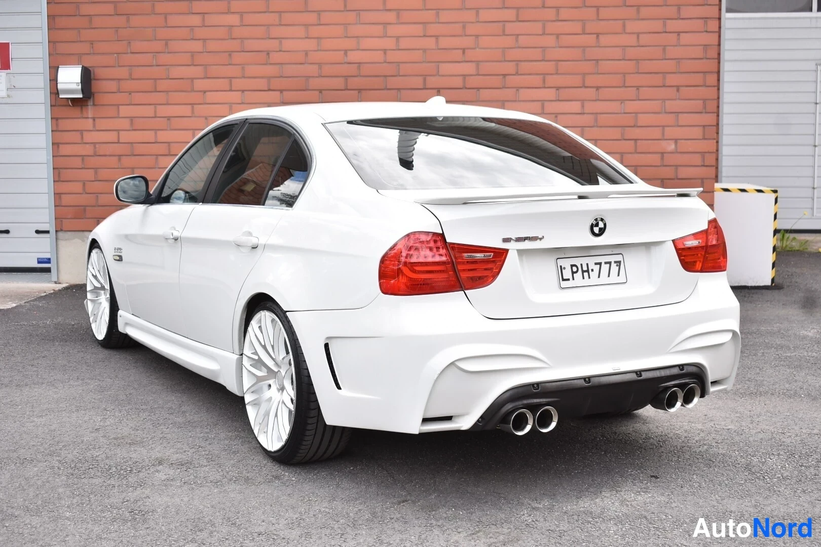 Valkoinen BMW 325i 2011, takaviisto, kuva 8