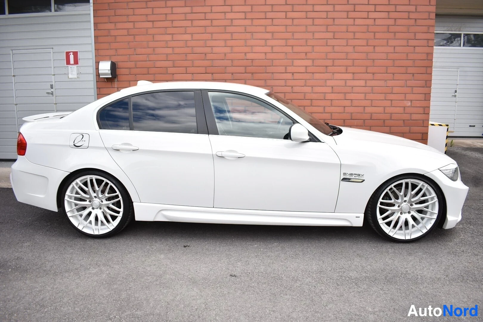 Valkoinen BMW 325i 2011, sivulta, kuva 6