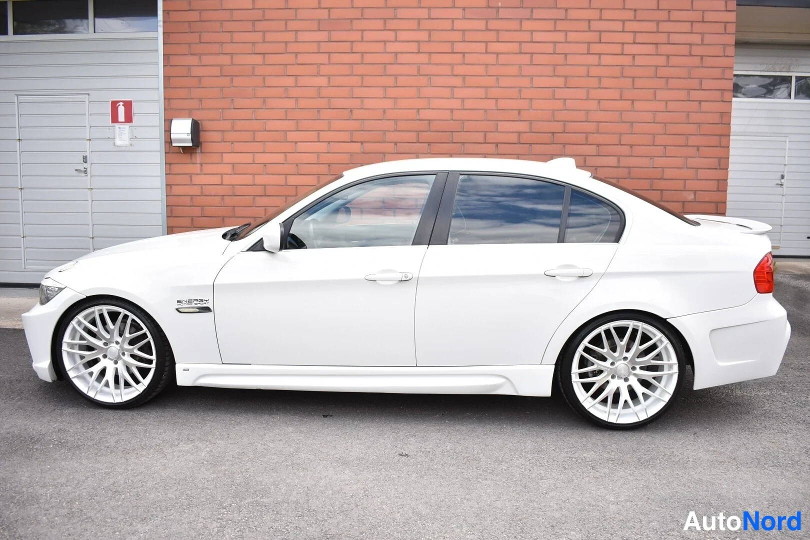 Valkoinen BMW 325i 2011, takaviisto, kuva 9