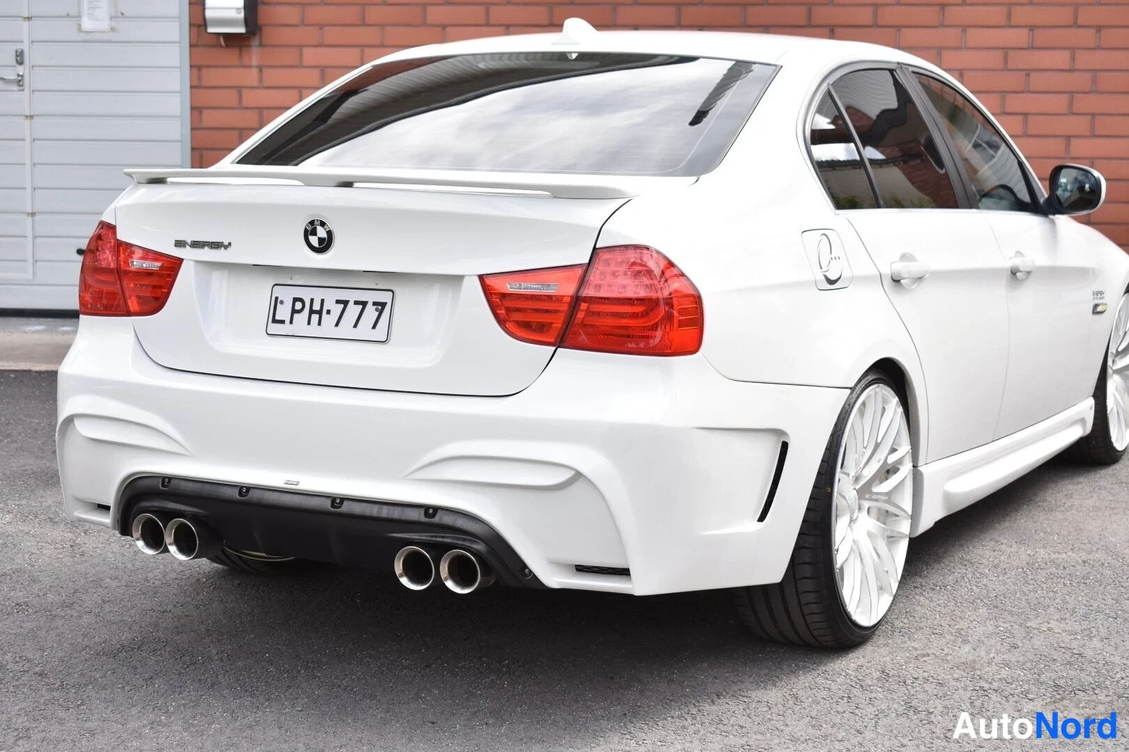 Valkoinen BMW 325i 2011, takaviisto, kuva 10