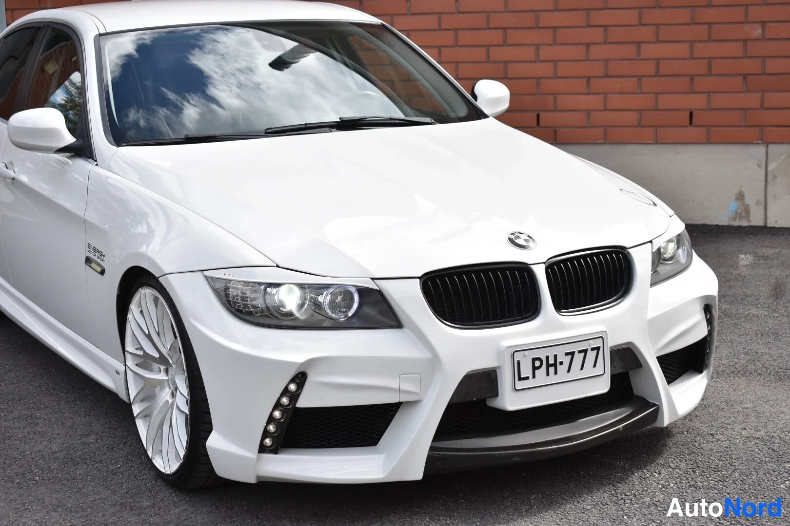 Valkoinen BMW 325i 2011, etuviisto, keula oikealle, kuva 5