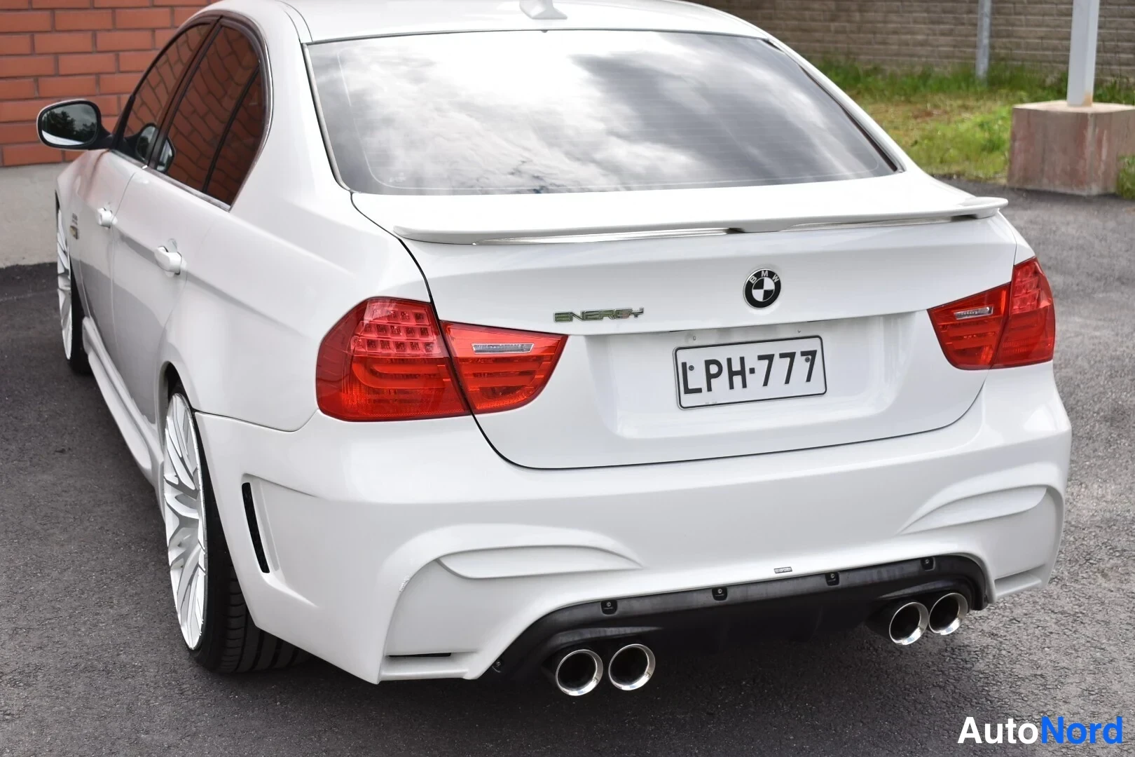Valkoinen BMW 325i 2011, takaviisto, kuva 11