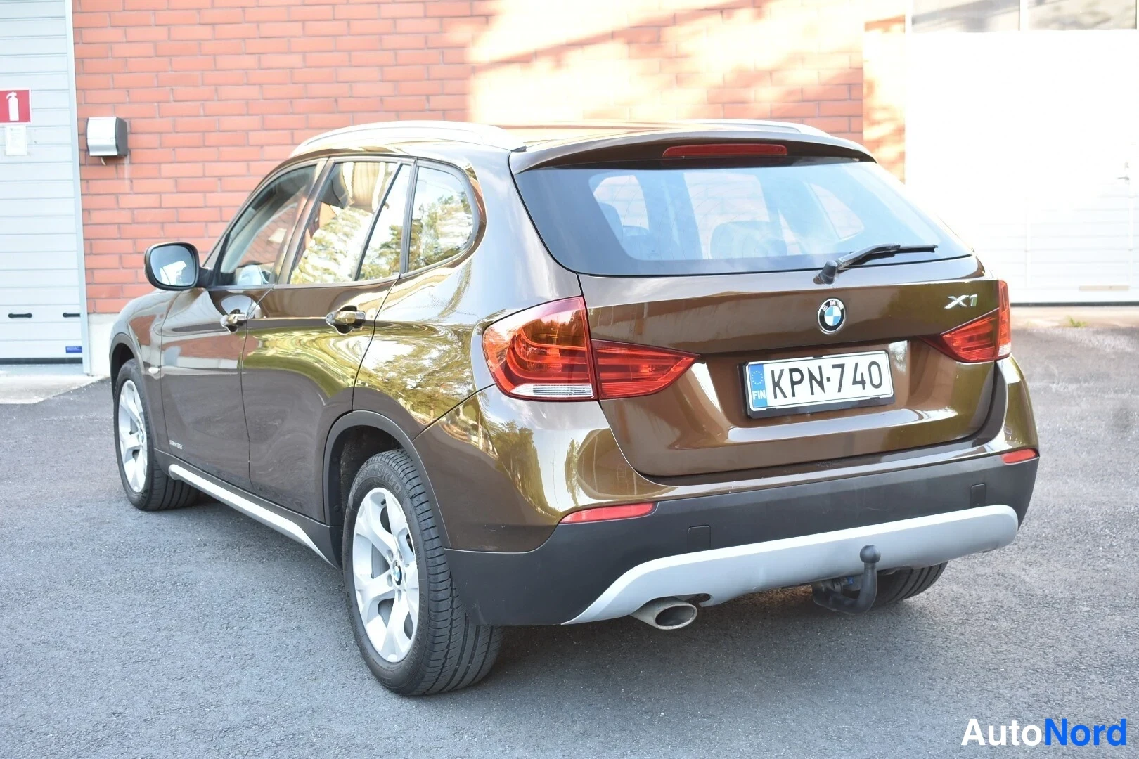 Ruskea BMW X1 2011, takaviisto, kuva 6