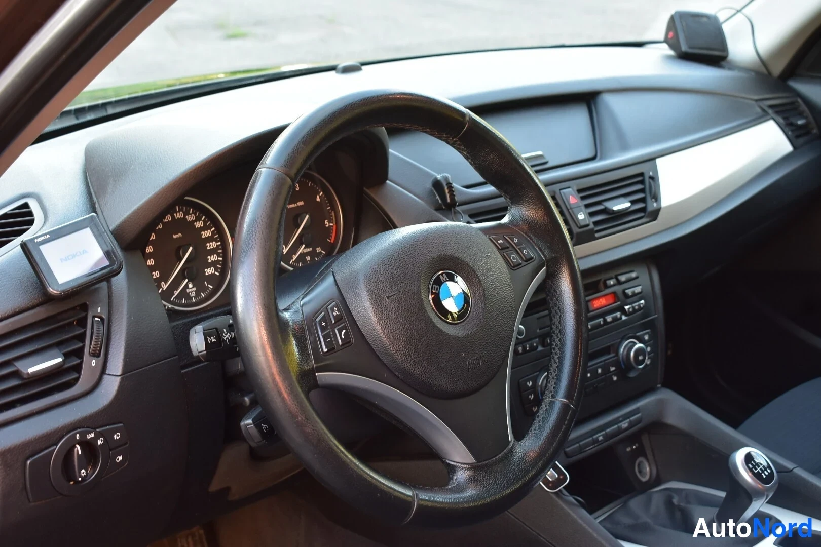 Ruskea BMW X1 2011, ohjaamo, kuva 9