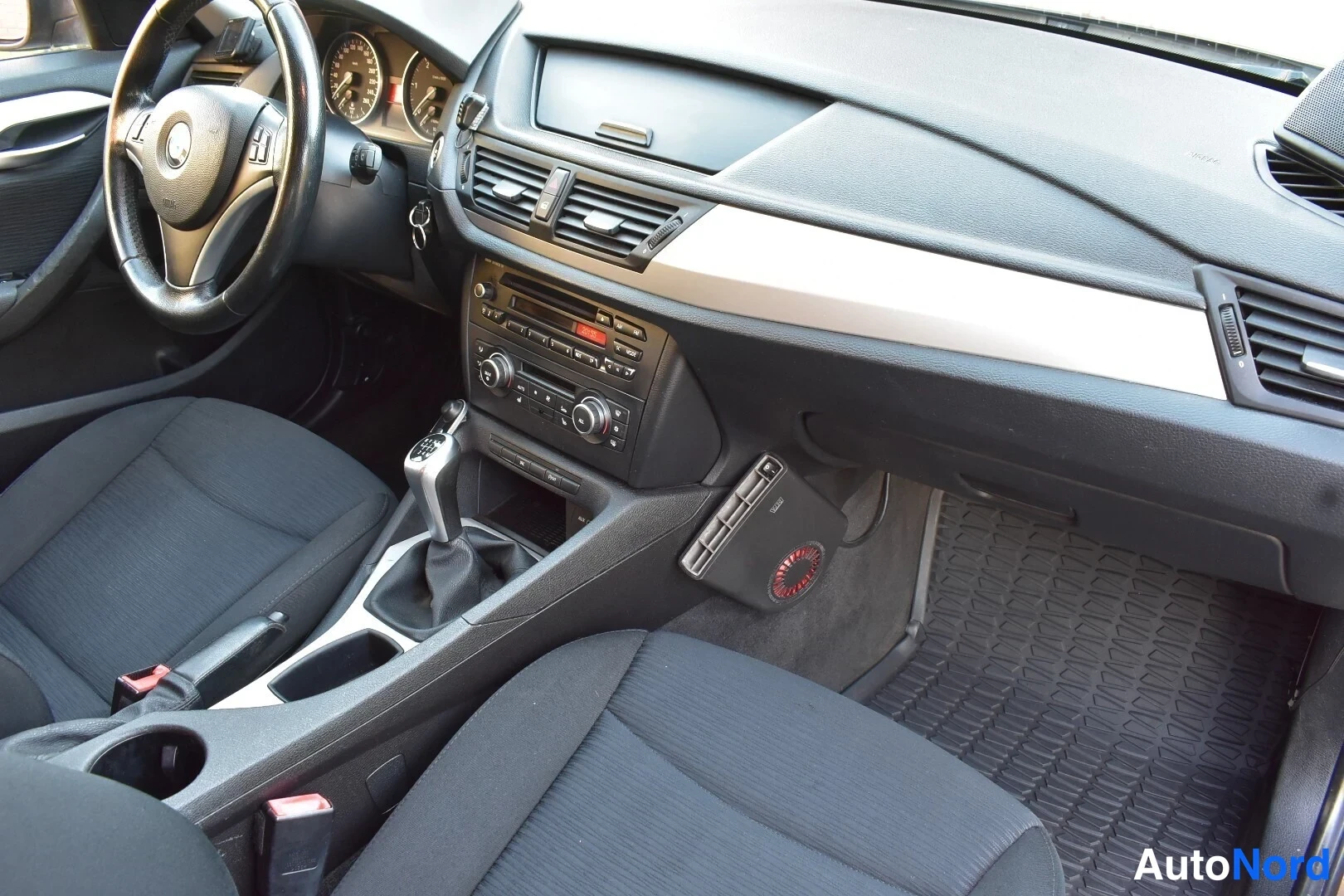 Ruskea BMW X1 2011, ohjaamo, kuva 10