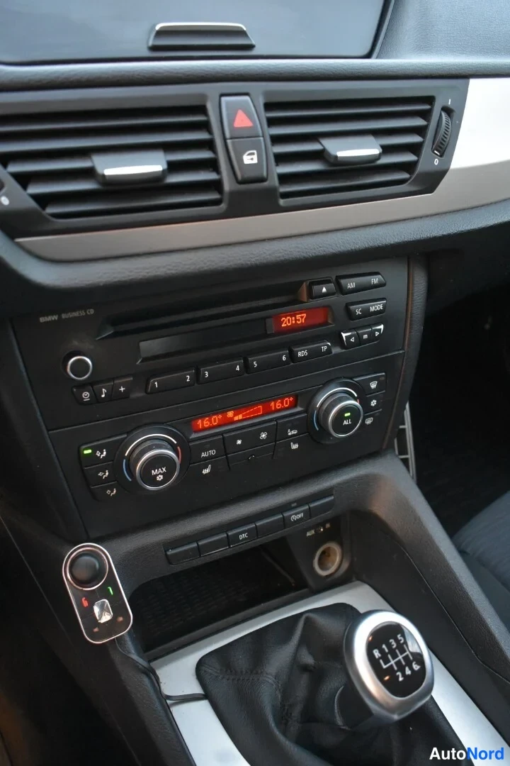 Ruskea BMW X1 2011, ohjaamo, kuva 11