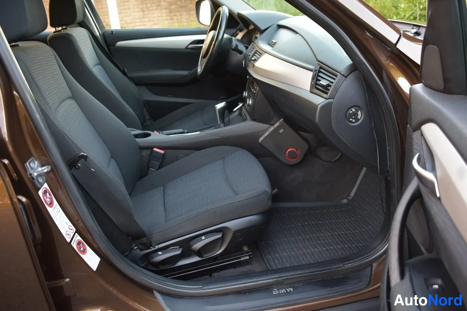 Ruskea BMW X1 2011, etuistuimet, kuva 13