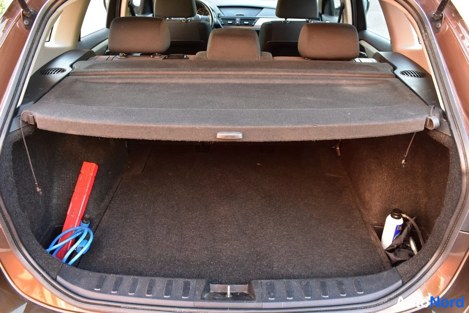 Ruskea BMW X1 2011, tavaratila, kuva 16