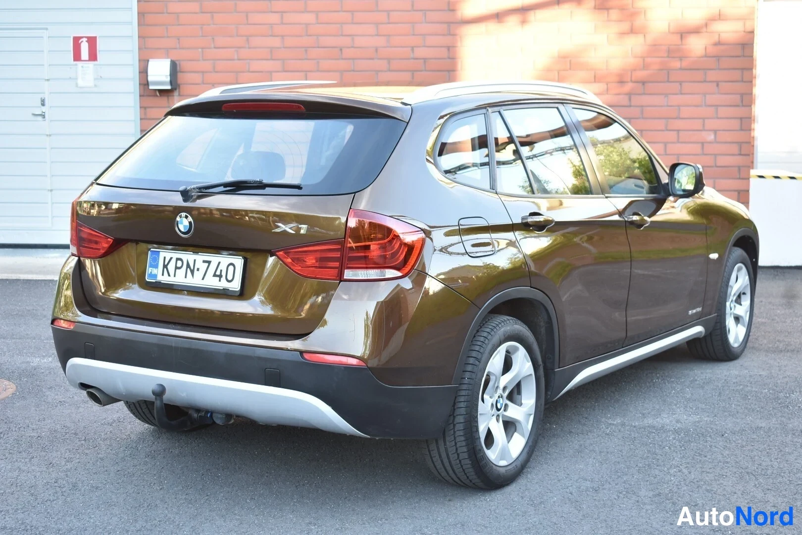 Ruskea BMW X1 2011, takaviisto, kuva 7