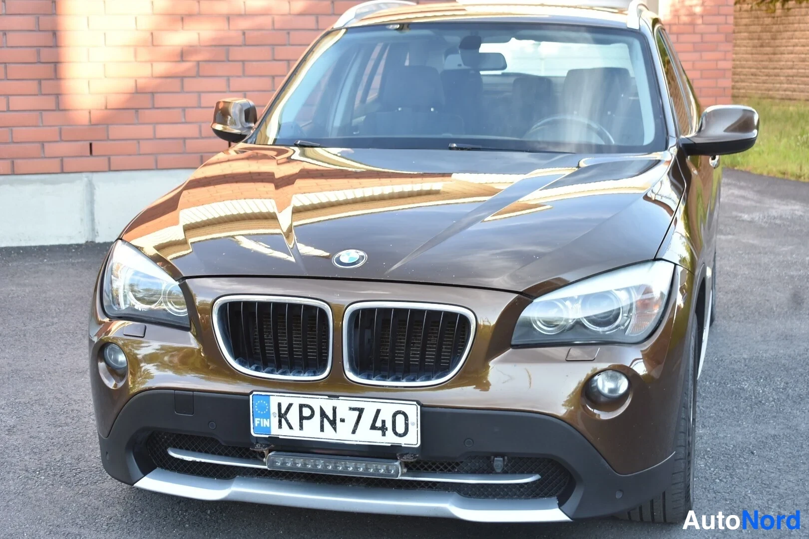 Ruskea BMW X1 2011, edestä, kuva 5