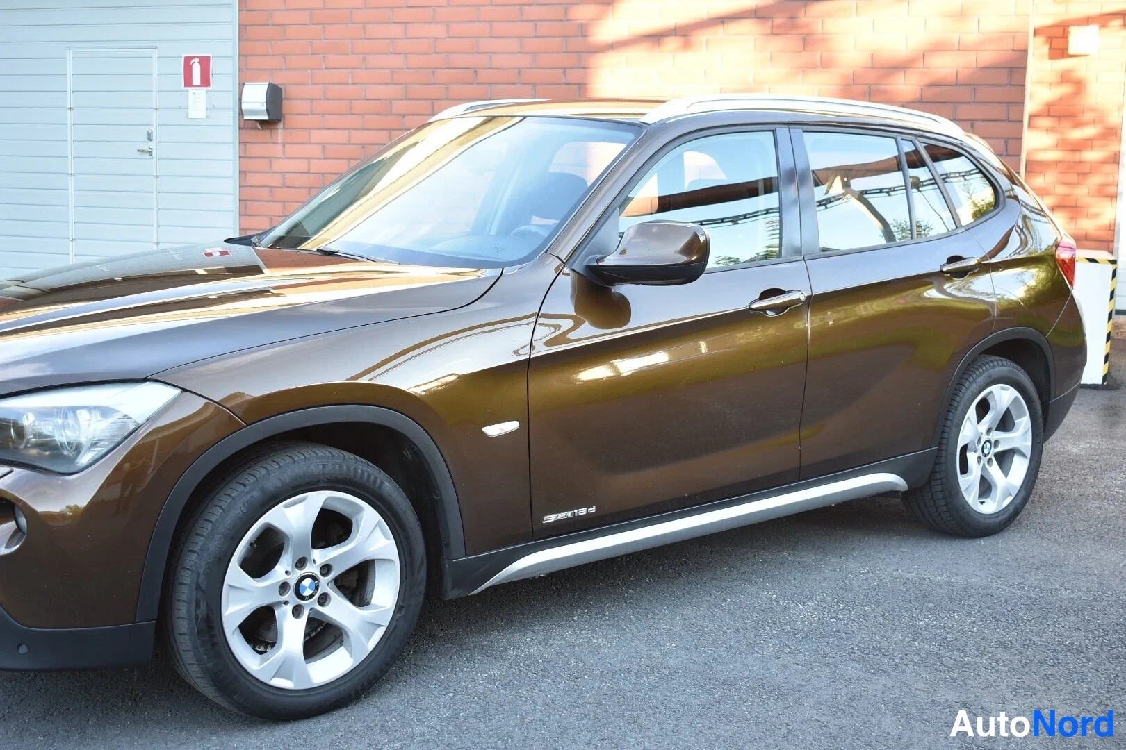 Ruskea BMW X1 2011, etuviisto, keula vasemmalle, kuva 2