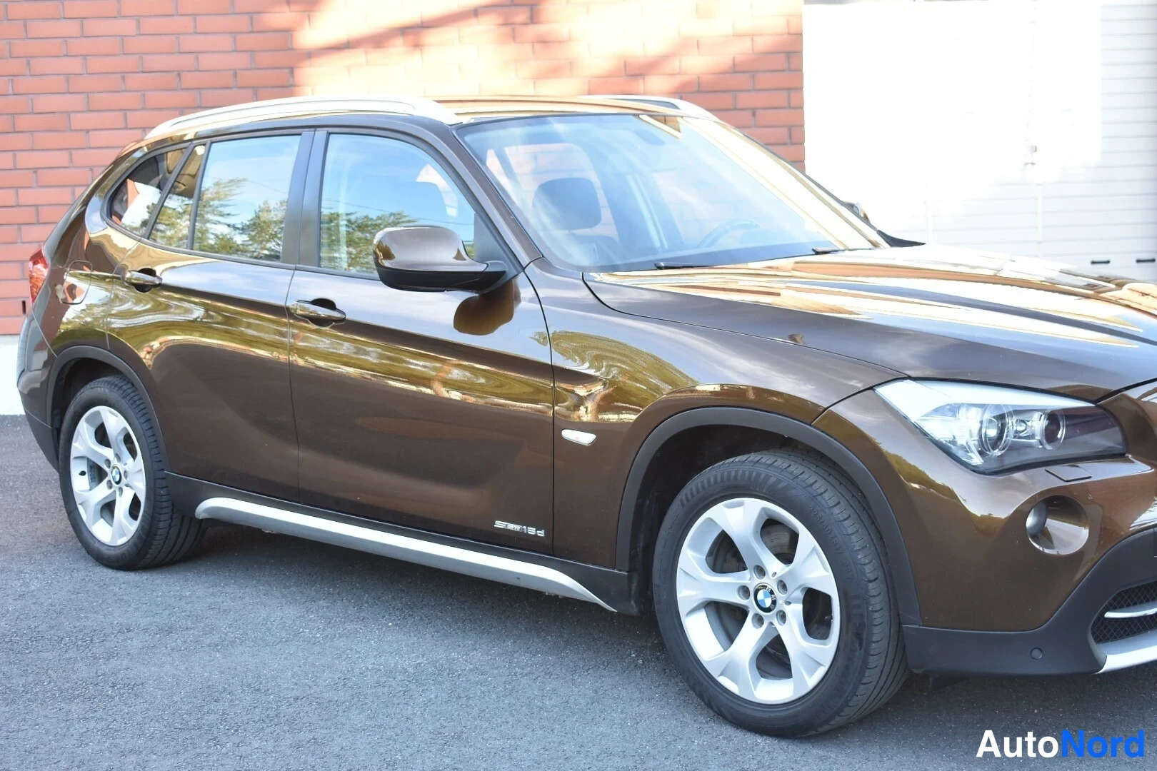 Ruskea BMW X1 2011, etuviisto, keula oikealle, kuva 4