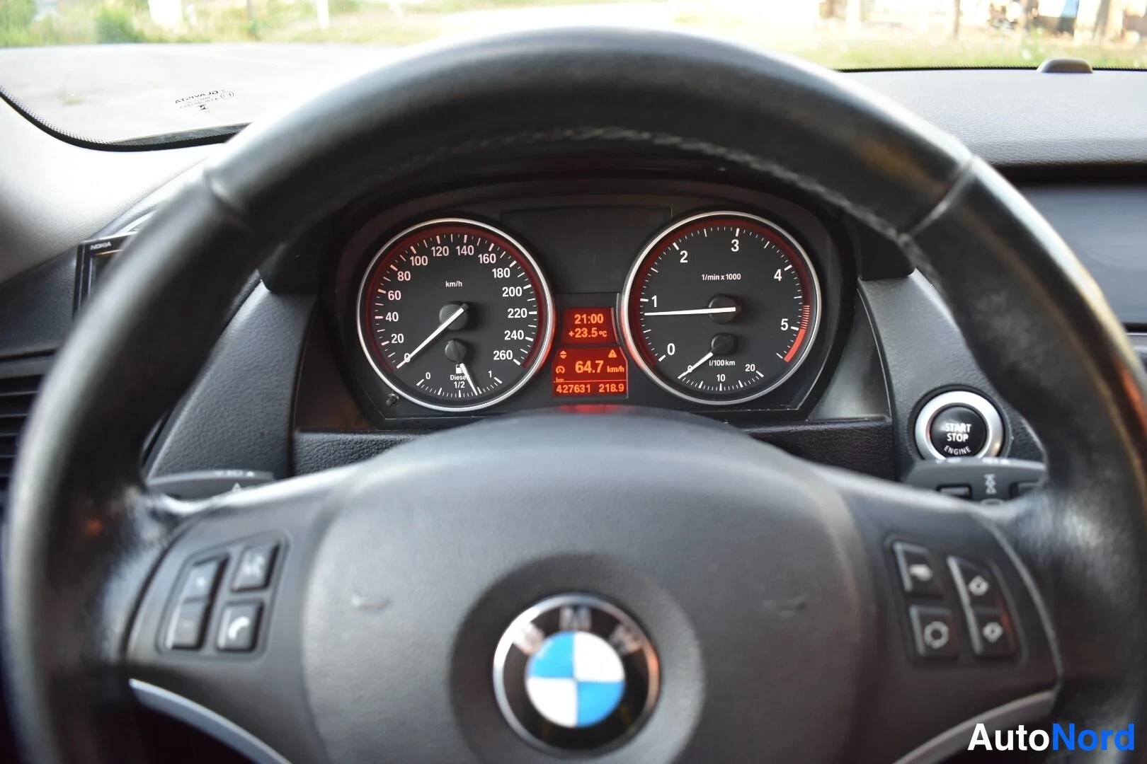 Ruskea BMW X1 2011, yksityiskohta, kuva 17