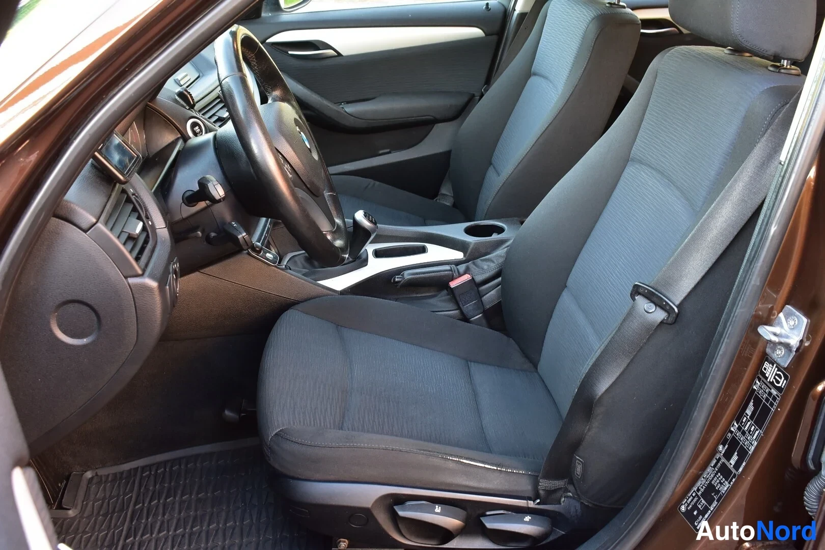 Ruskea BMW X1 2011, etuistuimet, kuva 12