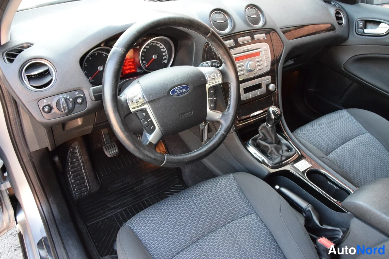 Harmaa Ford Mondeo 2009, ohjaamo, kuva 10