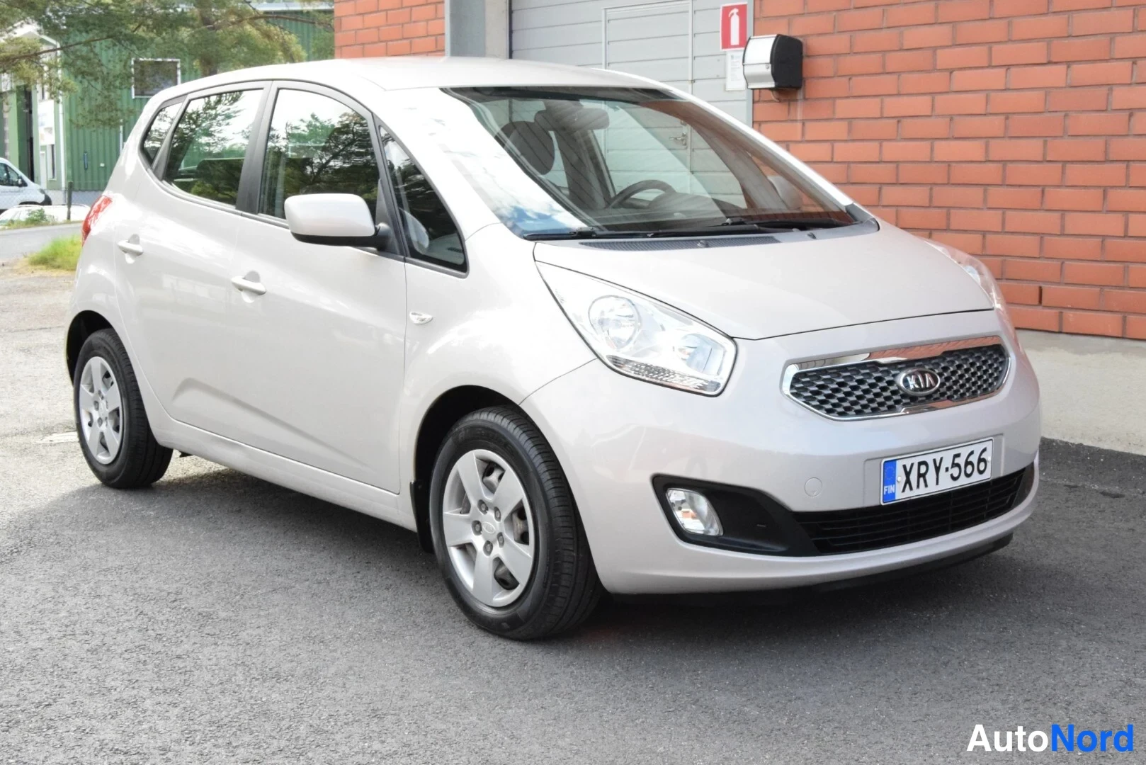 Beige Kia Venga 2010, etuviisto, keula oikealle, kuva 3