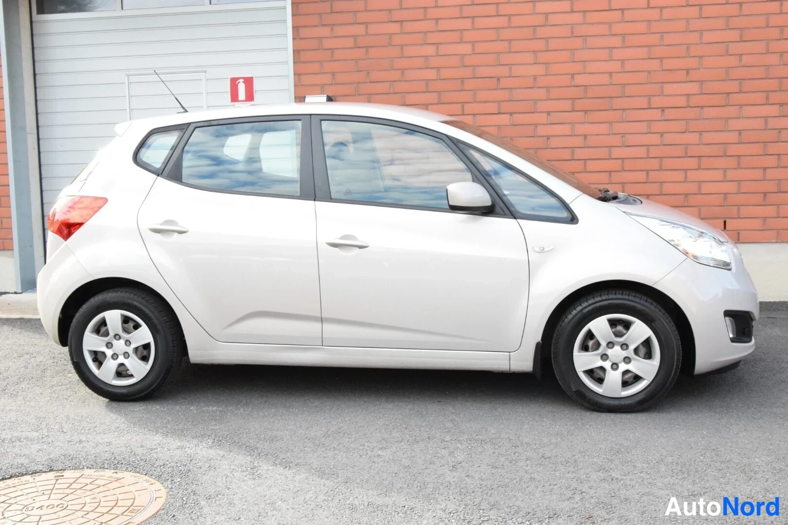 Beige Kia Venga 2010, etuviisto, keula oikealle, kuva 4