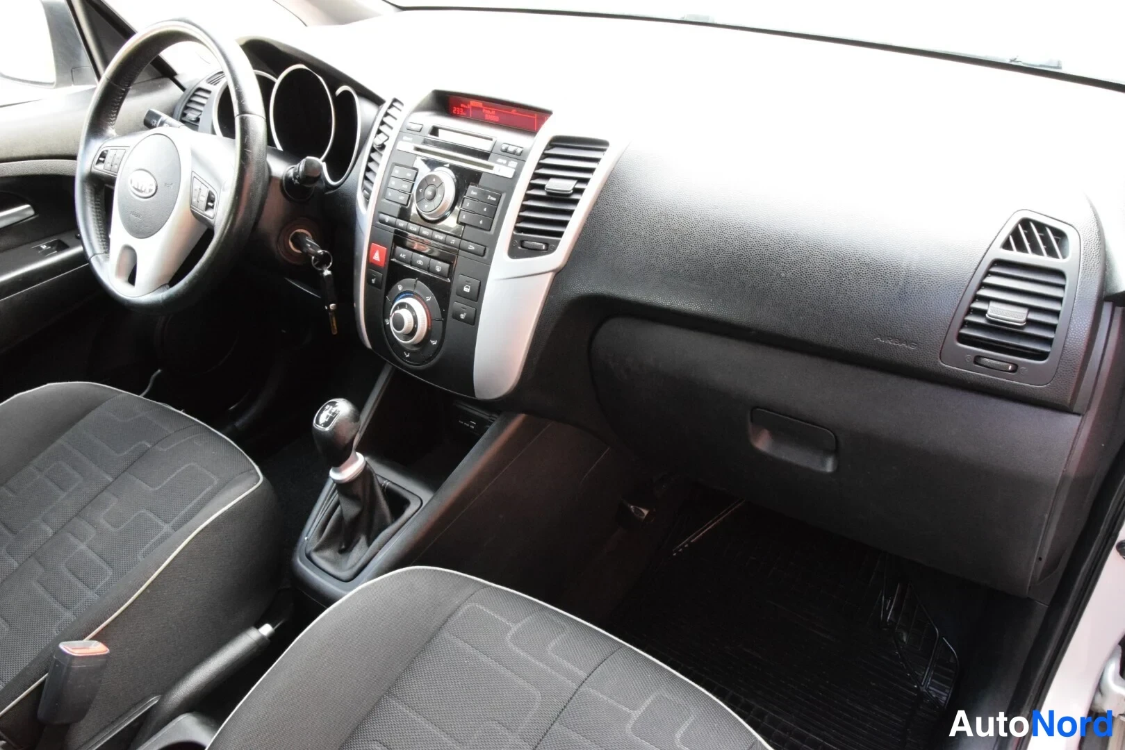 Beige Kia Venga 2010, ohjaamo, kuva 11