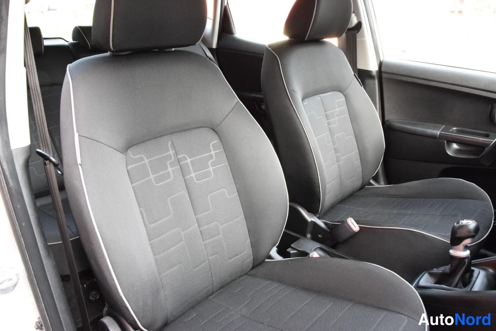 Beige Kia Venga 2010, etuistuimet, kuva 13
