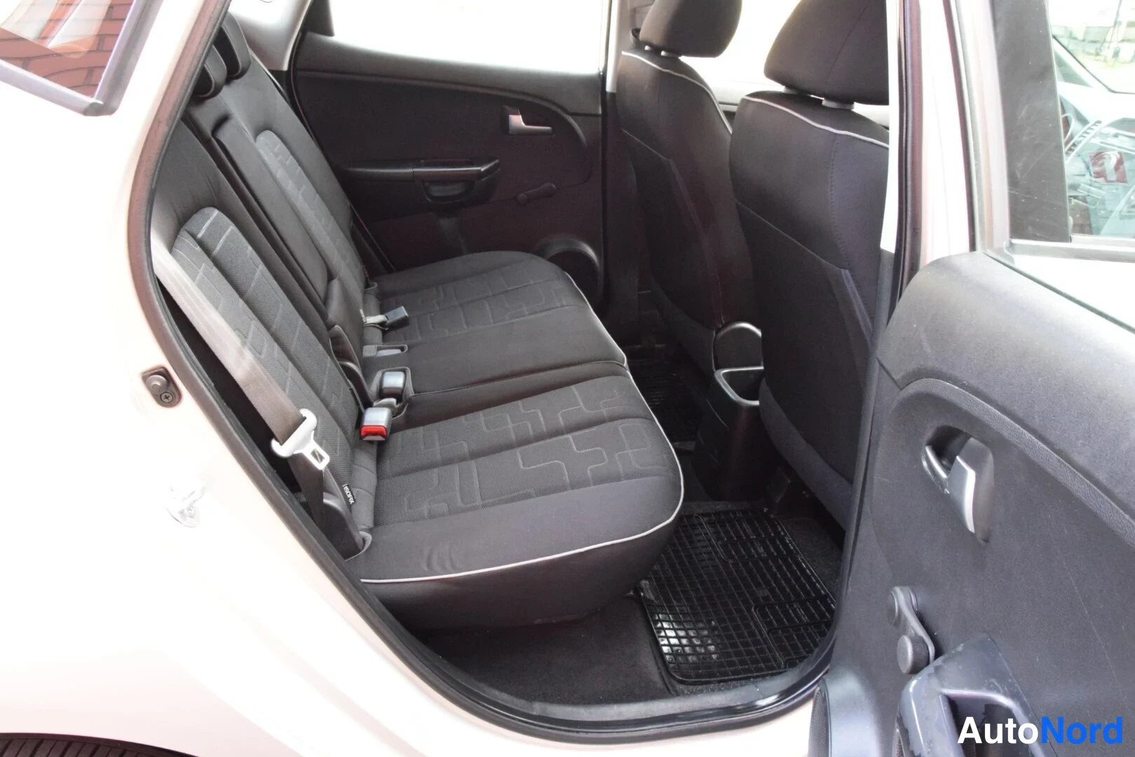 Beige Kia Venga 2010, takaistuimet, kuva 15