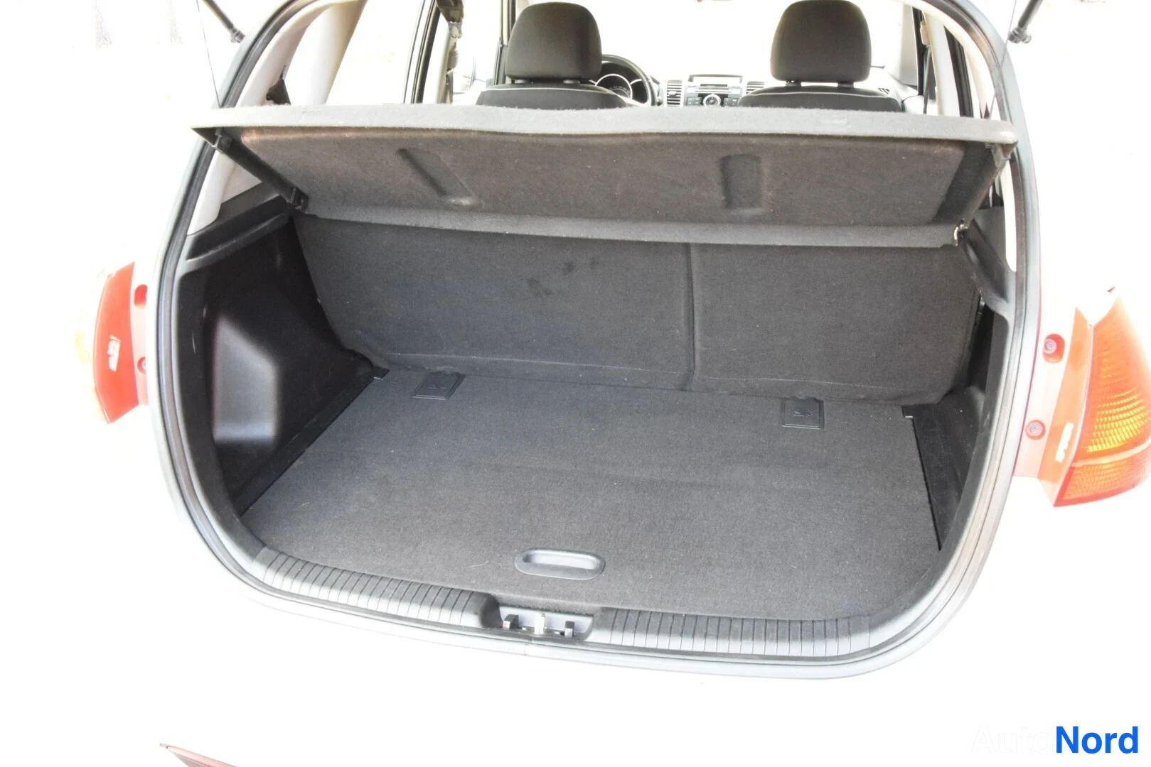 Beige Kia Venga 2010, tavaratila, kuva 16