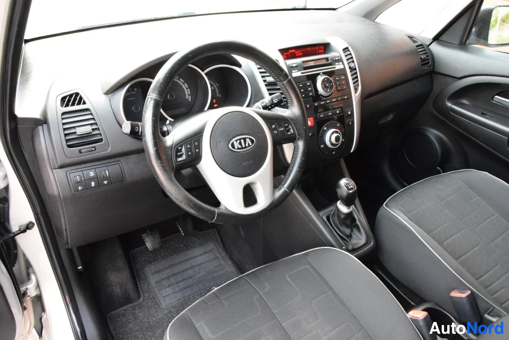 Beige Kia Venga 2010, ohjaamo, kuva 10