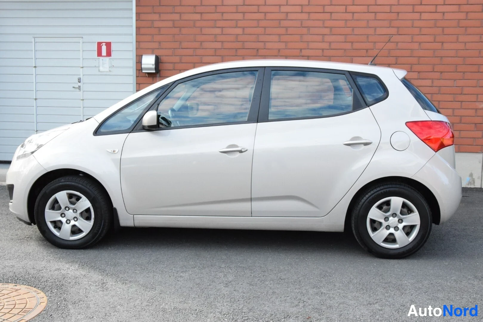 Beige Kia Venga 2010, takaviisto, kuva 5