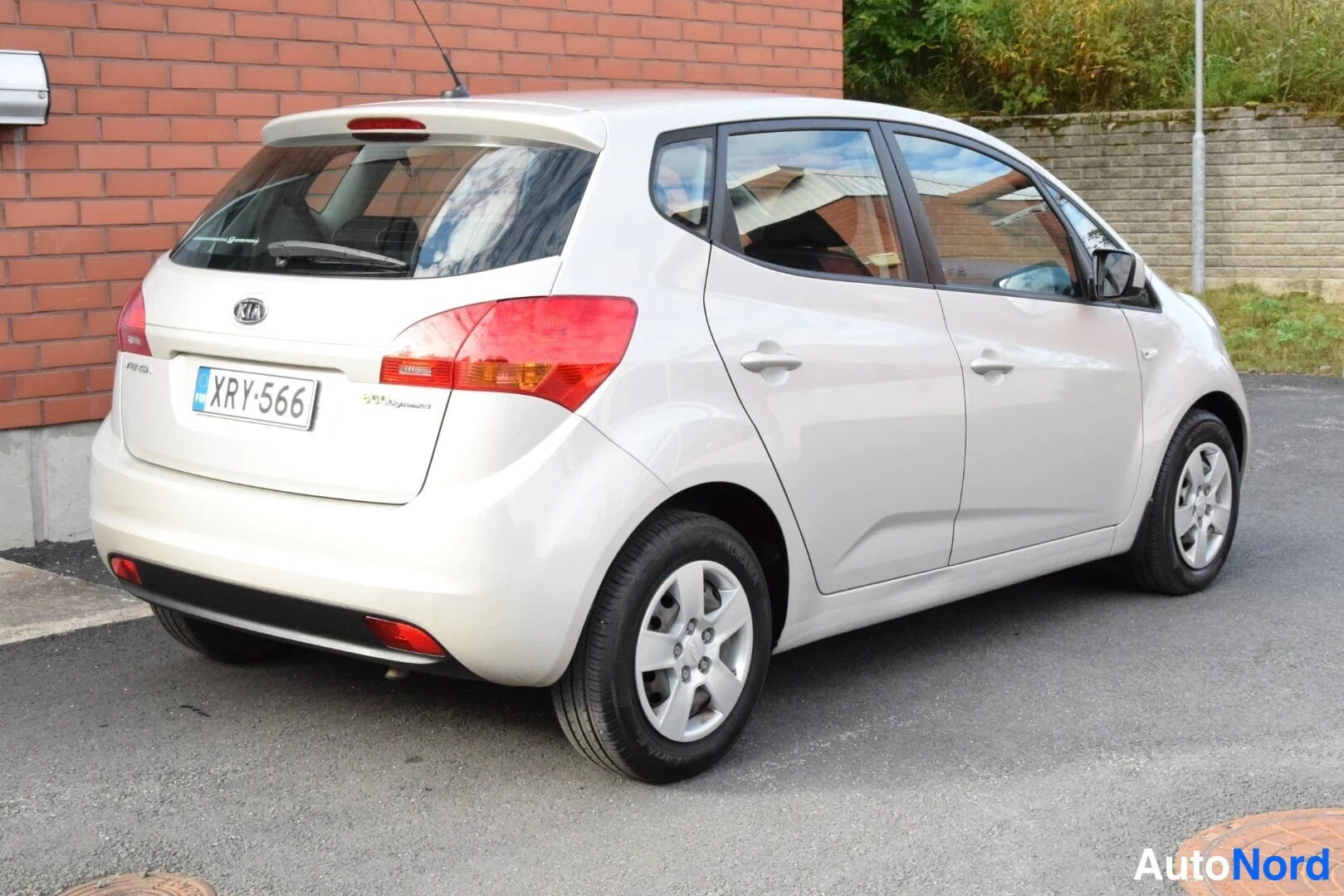 Beige Kia Venga 2010, takaa, kuva 8