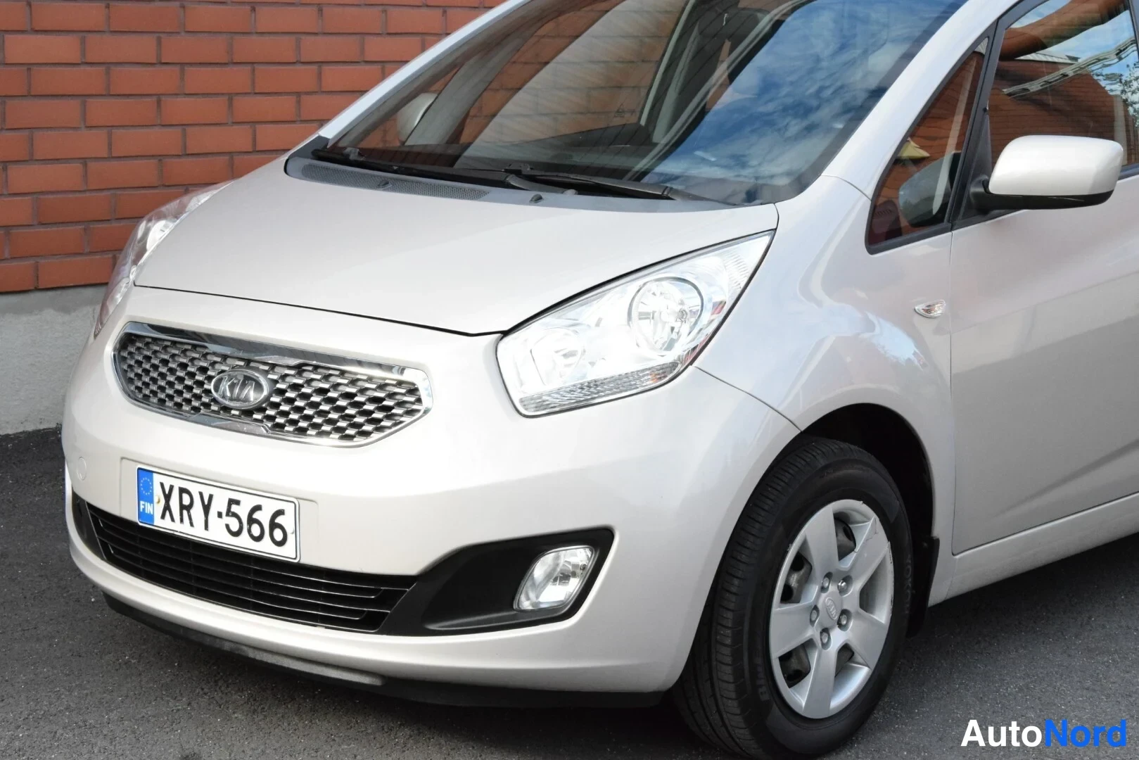 Beige Kia Venga 2010, etuviisto, keula vasemmalle, kuva 2
