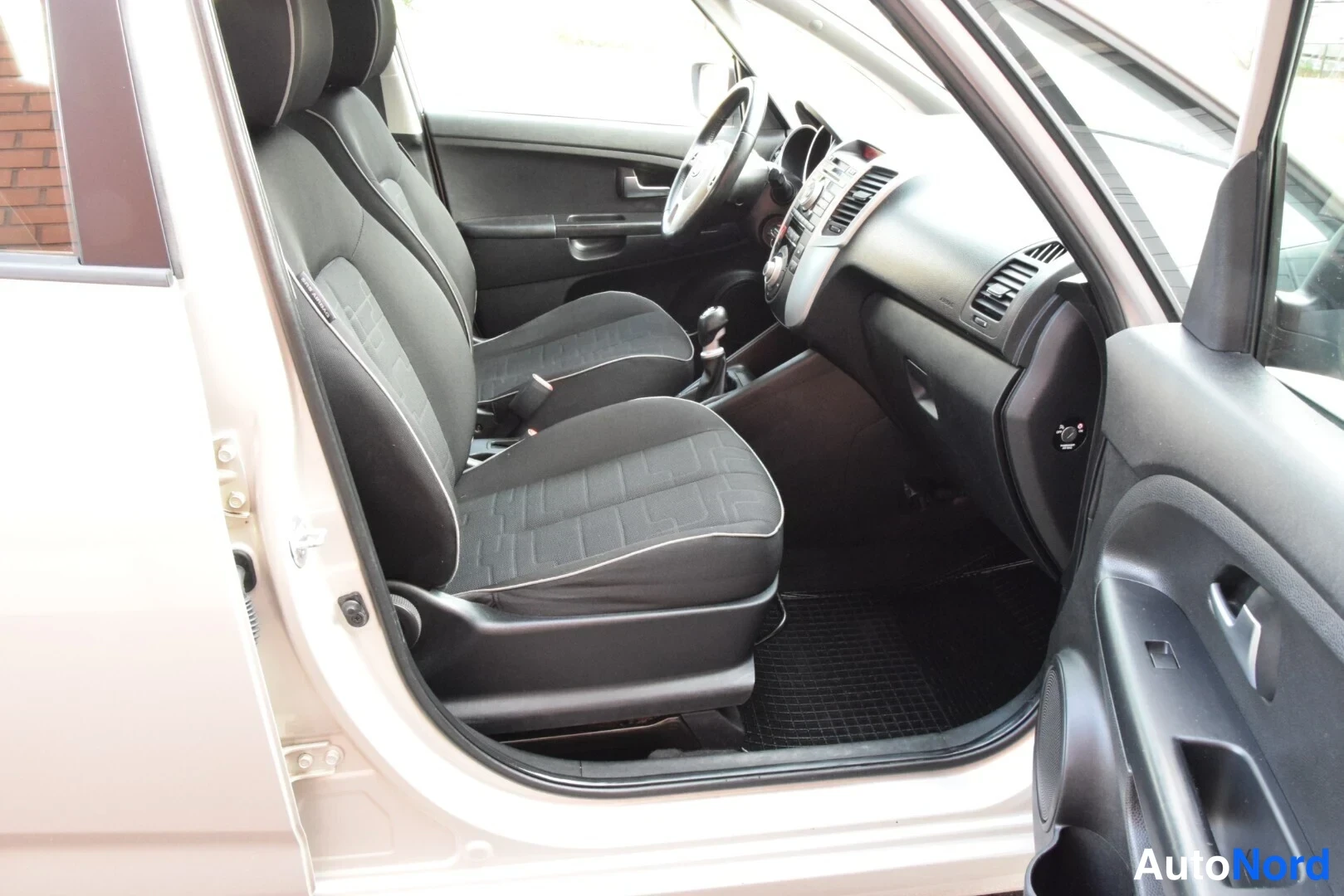 Beige Kia Venga 2010, etuistuimet, kuva 12