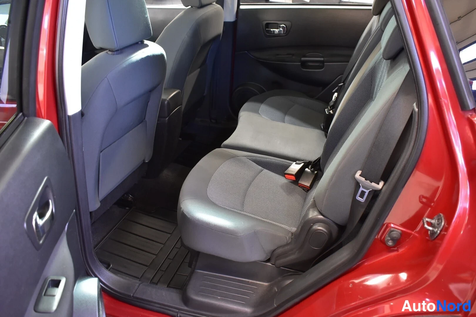 Punainen Nissan Qashqai+2 2010, takaistuimet, kuva 14