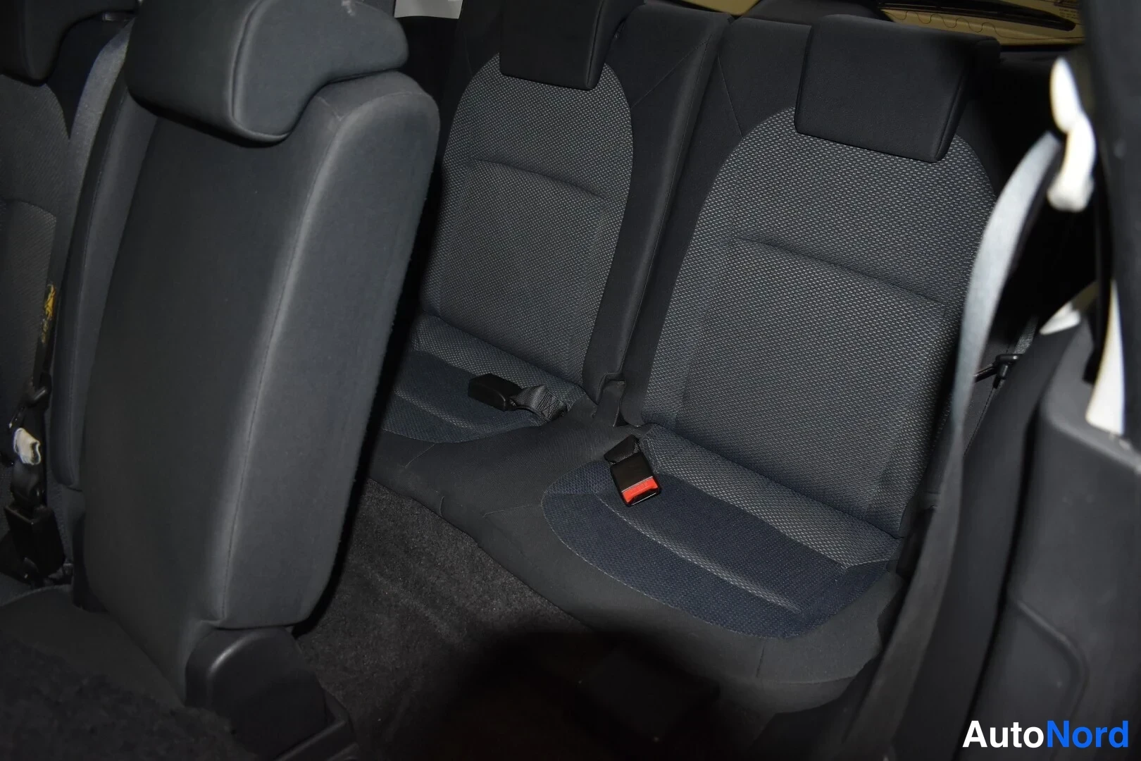Punainen Nissan Qashqai+2 2010, takaistuimet, kuva 16