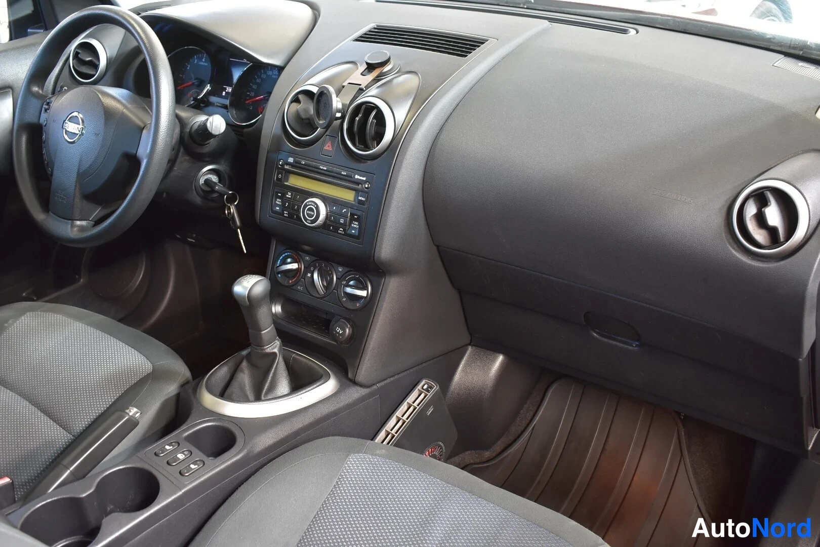 Punainen Nissan Qashqai+2 2010, ohjaamo, kuva 10